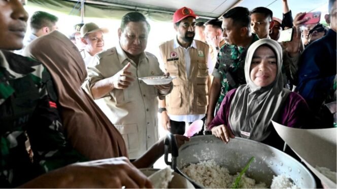 
					Presiden Prabowo Subianto turut mencicipi menu makan siang yang disiapkan untuk para pengungsi yakni nasi dan ikan tongkol di tenda pengungsian korban bencana di Kabupaten Bireuen, Provinsi Aceh, pada Minggu, 7 Desember 2025. Foto: BPMI Setpres/Cahyo