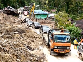 Sejumlah kendaraan melintas jalur Tarutung-Sibolga di Dusun Sibalanga, Desa Sibalanga, Kecamatan Adiankoting, Tapanuli Selatan, Senin (1/12/2025). (Foto: Dok. BNPB)