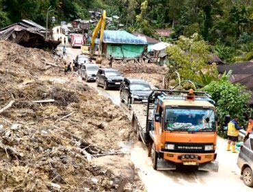 Sejumlah kendaraan melintas jalur Tarutung-Sibolga di Dusun Sibalanga, Desa Sibalanga, Kecamatan Adiankoting, Tapanuli Selatan, Senin (1/12/2025). (Foto: Dok. BNPB)