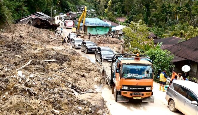 
					Sejumlah kendaraan melintas jalur Tarutung-Sibolga di Dusun Sibalanga, Desa Sibalanga, Kecamatan Adiankoting, Tapanuli Selatan, Senin (1/12/2025). (Foto: Dok. BNPB)