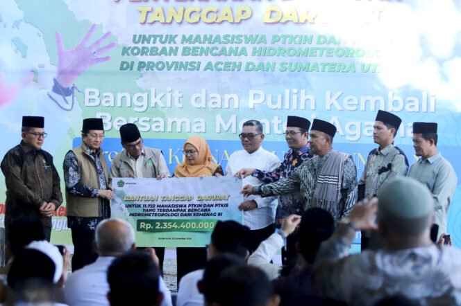 
					Menteri Agama RI Prof Dr KH Nasaruddin Umar MA menyerahkan bantuan kepada PTKI yang diterima langsung oleh Rektor UIN Ar-Raniry Prof Dr Mujiburrahman bersama pimpinan PTKIN lainnya, kegiatan tersebut berlangsung di Posko Ar-Raniry Peduli di kampus UIN Ar-Raniry Banda Aceh, Sabtu (20/12/2025).