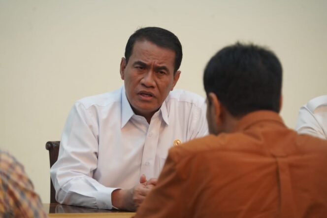 
					Di Depan Mualem, Mentan Tegaskan Segera Pulihkan Sawah Terdampak Banjir di Aceh