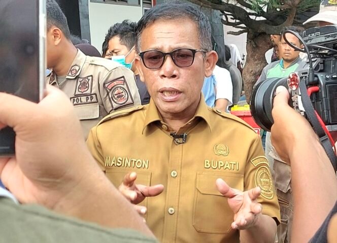 
					Bupati Tapanuli Tengah Masinton Pasaribu saat di tempat pengungsian GOR Pandan, Tapteng/ Jhon InfoPublik.