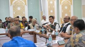 Sekretaris Daerah Aceh, M. Nasir, S.IP, MPA Besama Dirjen Bina Adwil Kemendagri, Safrizal menggelar rapat Koordinasi dan Evaluasi Harian Tanggap Darurat Provinsi Aceh dengan Lembaga Vertikal, Kepala SKPA dan unsur Terkait Lainnya di Posko Tanggap Darurat Aceh (potda 1 ) setda Aceh, Banda Aceh, kamis 4/12/2025