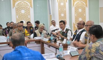 Sekretaris Daerah Aceh, M. Nasir, S.IP, MPA Besama Dirjen Bina Adwil Kemendagri, Safrizal menggelar rapat Koordinasi dan Evaluasi Harian Tanggap Darurat Provinsi Aceh dengan Lembaga Vertikal, Kepala SKPA dan unsur Terkait Lainnya di Posko Tanggap Darurat Aceh (potda 1 ) setda Aceh, Banda Aceh, kamis 4/12/2025