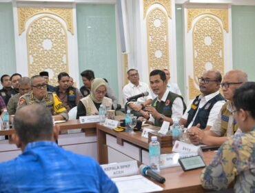 Sekretaris Daerah Aceh, M. Nasir, S.IP, MPA Besama Dirjen Bina Adwil Kemendagri, Safrizal menggelar rapat Koordinasi dan Evaluasi Harian Tanggap Darurat Provinsi Aceh dengan Lembaga Vertikal, Kepala SKPA dan unsur Terkait Lainnya di Posko Tanggap Darurat Aceh (potda 1 ) setda Aceh, Banda Aceh, kamis 4/12/2025