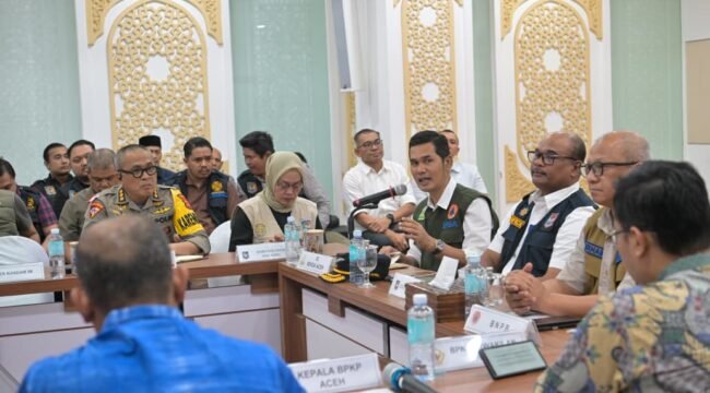 Sekretaris Daerah Aceh, M. Nasir, S.IP, MPA Besama Dirjen Bina Adwil Kemendagri, Safrizal menggelar rapat Koordinasi dan Evaluasi Harian Tanggap Darurat Provinsi Aceh dengan Lembaga Vertikal, Kepala SKPA dan unsur Terkait Lainnya di Posko Tanggap Darurat Aceh (potda 1 ) setda Aceh, Banda Aceh, kamis 4/12/2025
