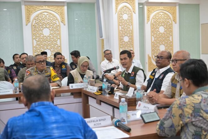 
					Sekretaris Daerah Aceh, M. Nasir, S.IP, MPA Besama Dirjen Bina Adwil Kemendagri, Safrizal menggelar rapat Koordinasi dan Evaluasi Harian Tanggap Darurat Provinsi Aceh dengan Lembaga Vertikal, Kepala SKPA dan unsur Terkait Lainnya di Posko Tanggap Darurat Aceh (potda 1 ) setda Aceh, Banda Aceh, kamis 4/12/2025