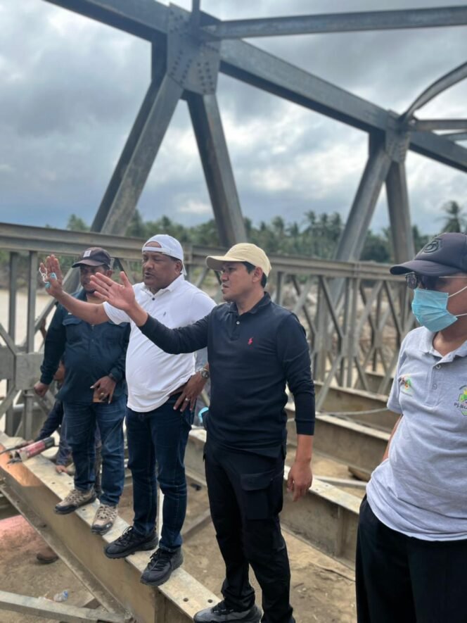 
					Wakil Gubernur Aceh, Fadhlullah, SE di dampingi Bupati Bireuen, Mukhlis meninjau langsung jembatan Awe Guetah Kab. Bireuen, sabtu, 6 Desember 2025