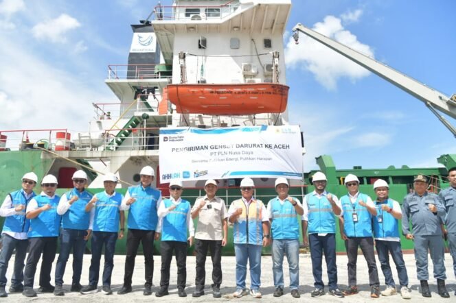 
					Wakil Gubernur Aceh, Fadhlullah, SE meninjau serta melepaskan penyaluran genset darurat untuk menambah kapasitas pembangkit listrik di Aceh, di pelabuhan Malahayati Krueng Raya, Senin, 8 Desember 2025