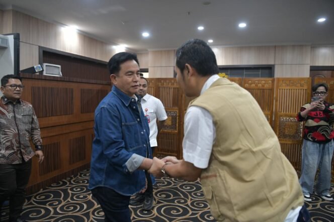 
					Sekda Aceh, M. Nasir, S.IP, MPA menjemput kedatangan Menko Kumham Imipas RI, Yusril Ihza Mahendra di Bandara International SIM, Rabu, 10 Desember 2025