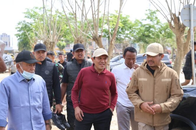 
					Wakil Gubernur Aceh, Fadhlullah, SE mengunjungi & menyerahkan bantuan di Kab. Aceh Tamiang, Rabu, 10 Desember 2025