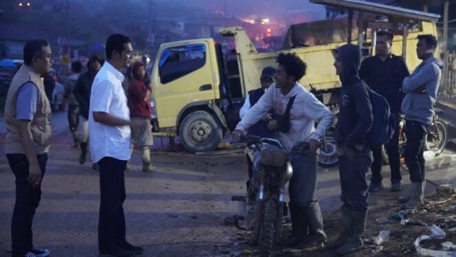 
					Sekda Aceh, M. Nasir didampingi Asisten I Pemerintahan, Drs. Syakir, Plt. Kadis Pengairan Aceh, Erwin Ferdinan mengunjungi penanganan kerusakan jalan provinsi akibat bencana hidrometeorologi Aceh 2025 ruas jalan Krueng Geukueh-Batas Bener Meriah (Akses Utama Lintas Tengah), Kamis, 11/12/2025