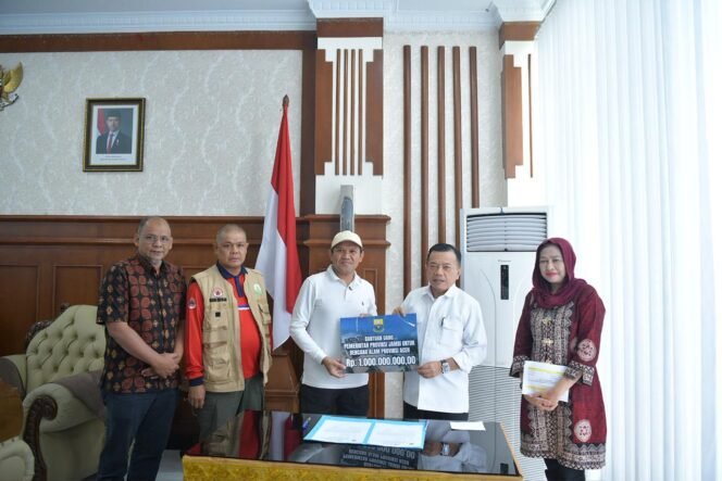 
					Wakil Gubernur Aceh, Fadhlullah, SE menerima langsung Bantuan dari Gubernur Jambi Al Haris di Bandara International SIM, Minggu, 14 Desember 2025