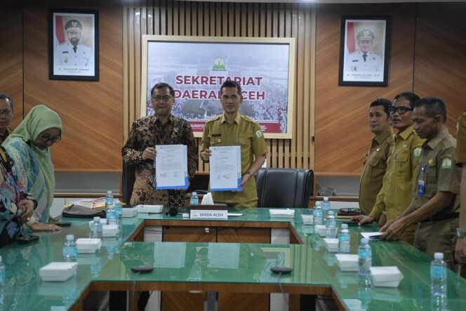 
					Sekda Aceh, M. Nasir, S.IP, MPA menerima silaturrahmi dari Kepala Arsip Nasional Republik Infonesia (ANRI) di Kantor Gubernur Aceh, Senin, 15 Desember 2025