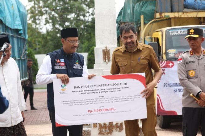 
					Gubernur Mualem Terima Bantuan Logistik Kemensos Rp9 Miliar