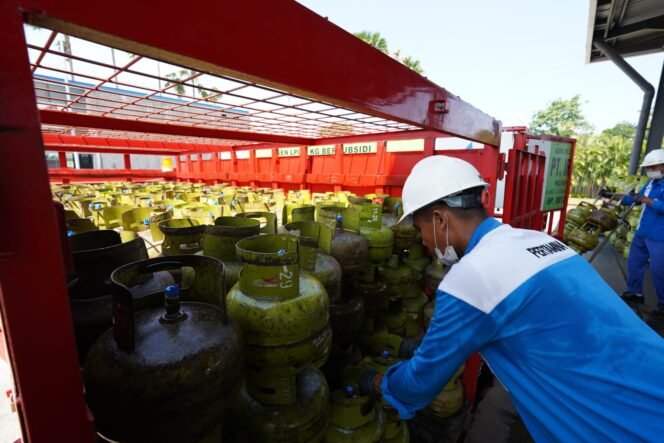 
					
Pertamina melakukan operasi pasar gas LPG 3 Kg untuk masyarakat di Aceh Tamiang, pada Kamis (18/12/2025). Hal ini dilakukan guna mengamankan stok dan harga LPG 3 Kg di masyarakat.