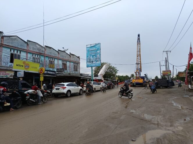 
					Jembatan darurat Krueng Tingkeum di Kecamatan Kutablang, Kabupaten Bireuen, resmi beroperasi setelah diresmikan pada Sabtu (27/12).