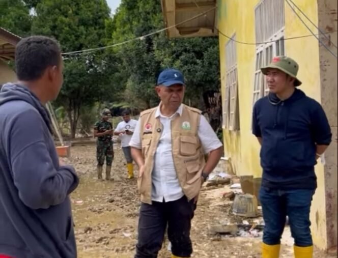 
					Plt. Kadisdik Aceh, Murthalamuddin meninjau kerusakan sarana sekolah di Aceh Tamiang, Minggu (28/12).