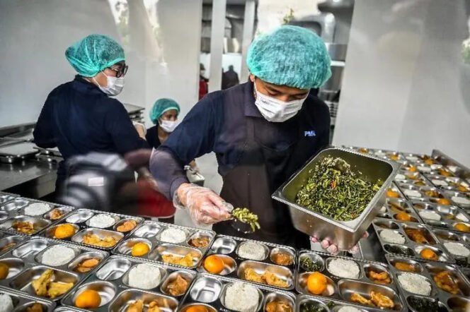 
					Petugas menyiapkan paket makanan bergizi gratis di Satuan Pelayanan Pemenuhan Gizi (SPPG) Palmerah, Jakarta, Senin (6/1/2025). 