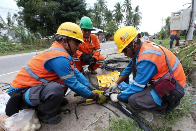 
					Petugas PT PLN memperbaiki jaringan listrik yang rusak akibat bencana hidrometeorologi di jalan lintas Bireuen-Takengon, Bireuen, Aceh, Rabu (3/12/2025). Foto: Dok.PT PLN