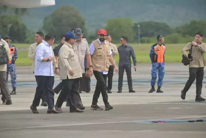 
					Presiden Prabowo Subianto disambut Gubernur Aceh Muzakir Manaf saat tiba di Bandara Sultan Iskandar Muda, Blang Bintang, Aceh Besar, Minggu (7/12/2025). (Humas Pemerintah Aceh)