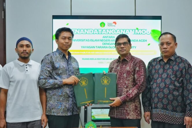 
					
Rektor UIN Ar-Raniry Prof. Dr. Mujiburrahman, M.Ag (kanan) dan Ketua Yayasan Tarara Global Humanity Muhammad Haykal (kiri) menunjukkan dokumen kerja sama usai penandatanganan nota kesepahaman (MoU) pembangunan fasilitas air siap minum berbasis wakaf di ruang kerja Rektor UIN Ar-Raniry Banda Aceh, Rabu (7/1/2026).
