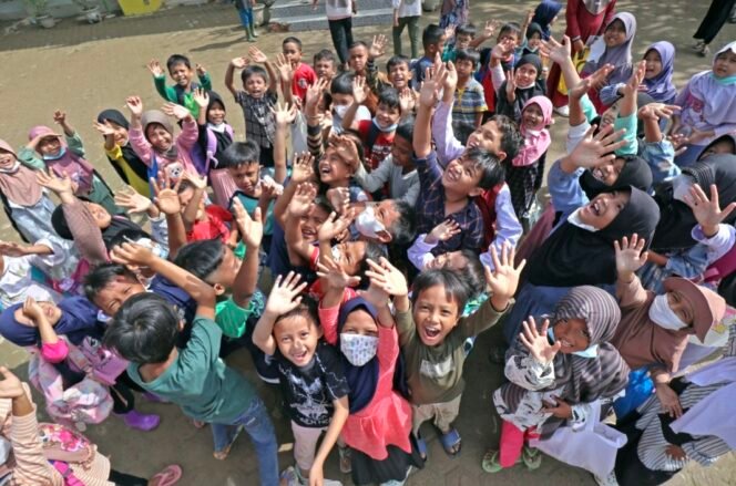 
					Siswa-siswi SD Negeri 1 Karang Baru, Kabupaten Aceh Tamiang, mengikuti kegiatan belajar mengajar hari pertama semester genap Tahun Ajaran 2025/2026, pada Senin (5/1/2026)/ dok. BNPB.