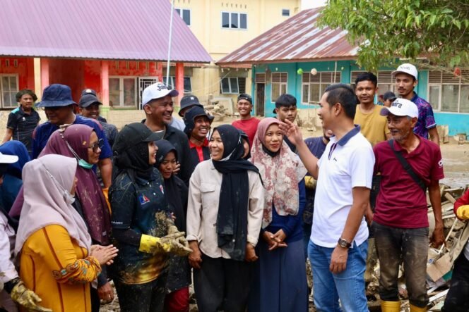 
					Sekretaris Daerah (Sekda) Aceh, M. Nasir, S.IP., MPA., bersama Asisten I Sekda Aceh, Syakir, memantau kegiatan gotong royong Aparatur Sipil Negara (ASN) Pemerintah Aceh membersihkan sekolah-sekolah dari lumpur sisa banjir di Kabupaten Aceh Tamiang, Minggu (4/1/2026).