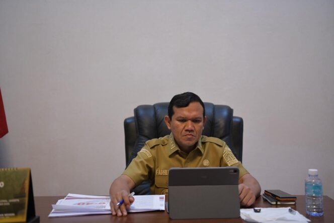 
					Wakil Gubernur Aceh, Fadhlullah, S.E mengikuti Rapat Koordinasi secara Virtual bersama kementrian dalam negeri dan Instansi terkait meyangkut pendataan kerusakan rumah, Fasilitas Umum, dan jumlah pengungsi terbaru Pasca Bencana Banjir dan Longsor Aceh 2025 di rumah dinas wakil gubernur aceh, selasa, 06/01/2025