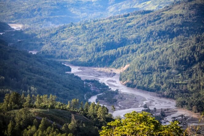 
					Bencana hidrometeorologi berupa banjir dan longsor yang melanda sejumlah wilayah di Aceh menyebabkan beberapa desa dan dusun dinyatakan hilang. 