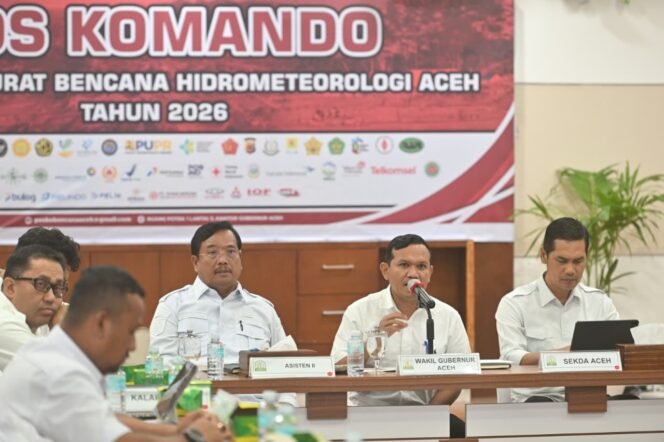 
					Wakil Gubernur Aceh, H. Fadlullah didampingi Sekda Aceh, M. Nasir dan sejumlah SKPA Terkait memimpin rapat koordinasi percepatan data kerusakan rumah pasca Bencana Hidro meteorologi Aceh secara zoom dengan Kabupaten Kota yang terdampak di Potensi Daerah Setda Aceh, Banda Aceh, 7/1/2026