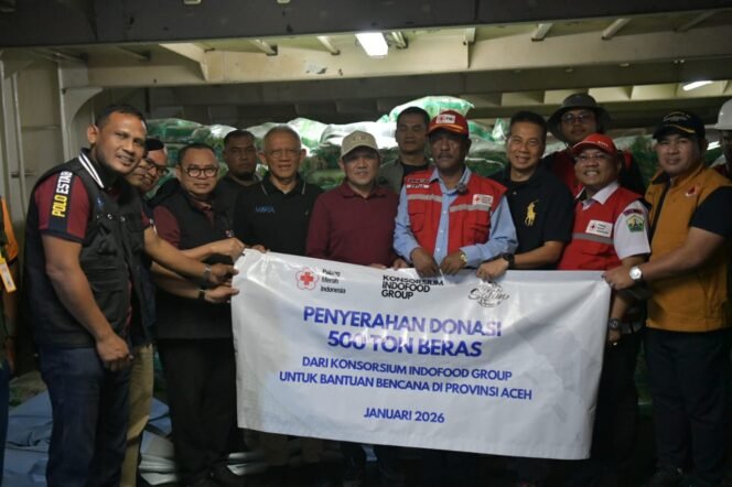 
					Wakil Gubernur Aceh, Fadhlullah, SE didampingi, Staf Ahli Gubernur Aceh, Almuniza Kamal, Plt. Kepala BPBA,Fadmi Ridwan menerima bantuan kemanusiaan dari PMI dan Dewan Masjid Indonesia (DMI) yang diserahkan oleh Ketua Bidang Organisasi PMI Pusat, Sudirman Said di Terminal Pelabuhan Krueng Geukueh, Jumat, 09/01/2026.
