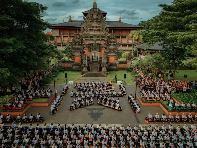
					Sebanyak 1.520 penari Ratoh Jaroe, yang berasal dari berbagai latar belakang suku dan daerah