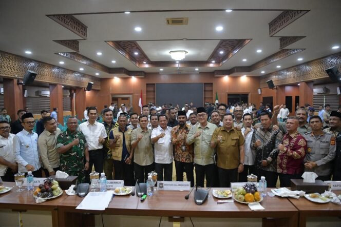 
					Wakil Gubernur Aceh, Fadhlullah, SE, mendampingi Mendagri, Tito Karnavian lakukan rapat kerja bersama Forkopimda, SKPA terkait dan juga bupati/walikota se-Aceh membahas percepatan pemulihan pasca bencana banjir dan longsor Aceh di ruang serbaguna Setda Aceh, Sabtu, 10/01/2026