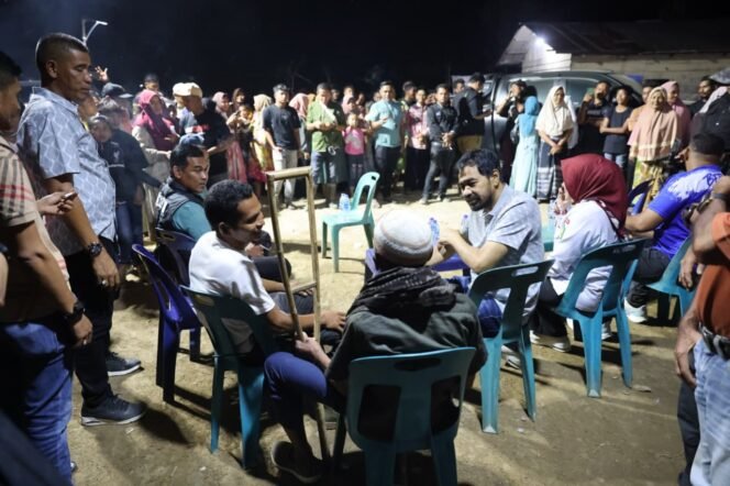 
					Gubernur Aceh Muzakir Manaf berdialog dengan warga di tempat pengungsian Gampong Gunci, Kecamatan Sawang, Aceh Utara, Senin (12/1/2026).