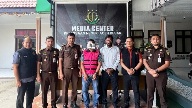 
					Jaksa Penuntut Umum pada Kejaksaan Negeri Aceh Besar menerima penyerahan Tersangka dan Barang Bukti (Tahap II) dari Penyidik Polres Aceh Besar dalam perkara Dugaan Tindak Pidana Korupsi pada Pengelolaan Keuangan Gampong Seurapong, Kecamatan Pulo Aceh, Kabupaten Aceh Besar T.A. 2020 S.D 2021 atas nama AB (40 Tahun).