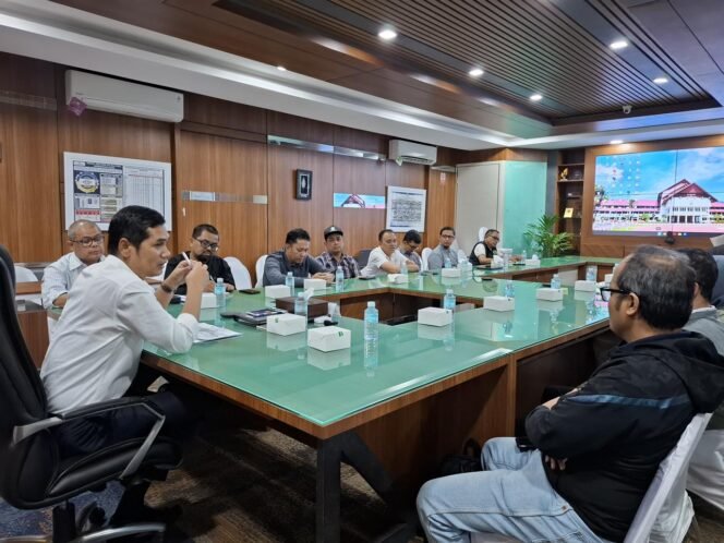 
					Sekda Aceh, M. Nasir, S.IP, MPA, menerima Audiensi dari organisasi Medical Emergency Resque Committe (MER-C) di ruang Rapat Sekda Aceh, Jum'at, 16 Januari 2026