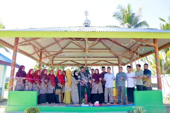 
					Kakankemenag Aceh Besar H Saifuddin SE meresmikan mushalla milik MIN 41 Aceh Besar di Gampong Geunteut, Lhoong, Aceh Besar, Sabtu (17/1/2026).

Foto/Humas Kemenag Aceh Besar