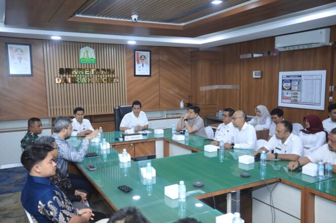 
					Sekretaris Daerah Aceh, M. Nasir, S.IP, MPA di dampingi Asisten 1, Drs. Syakir, M. SI Kadis Kominsa menerima bantuan Corporate Social Responsibility (CSR) dari PT Digital Sandi Informasi (DSI) berupa sistem layanan Emergency Call Center 112 sebagai pusat monitoring kedaruratan Provinsi Aceh di Ruang Rapat Sekda Aceh, Rabu, 21 Januari 2026