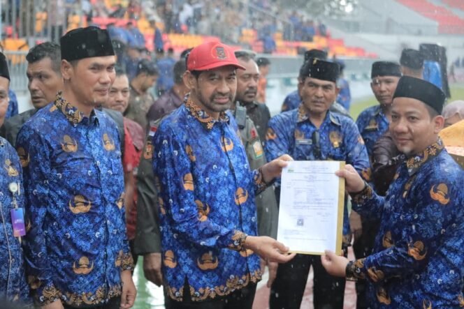 
					Gubernur Aceh, Muzakir Manaf, didampingi sekda Aceh, M.Nasir dan Seluruh Kepala SKPA menyerahkan secara simbolis SK pengangkatan pegawai pemerintah dengan perjanjian kerja (P3K) paruh waktu kepada 5.486 honorer Pemerintah Aceh yang hadir di Stadion Harapan Bangsa Banda Aceh, pada Kamis, (29/1/2026).