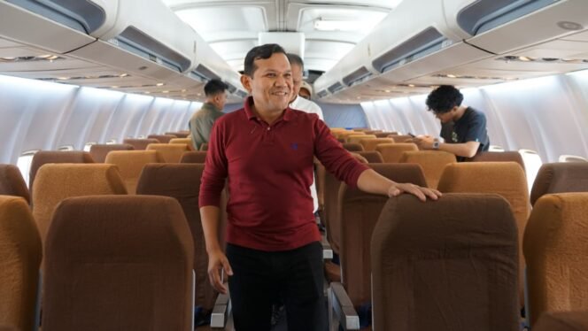 
					Wakil Gubernur Aceh, Fadhlullah, SE meninjau langsung progres pembangunan pesawat Boeing 737 non-operasional yang ditempatkan di kawasan Asrama Haji Aceh, Sabtu, 31 Januari 2026. Pesawat ini difungsikan sebagai sarana simulasi perjalanan udara bagi calon jemaah haji dan umrah, sekaligus diproyeksikan menjadi wahana edukasi dan destinasi pariwisata baru yang memperkuat peran Asrama Haji Aceh.