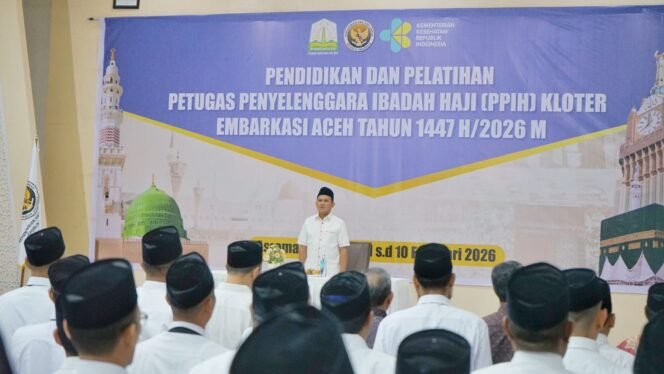 
					Wakil Gubernur Aceh Fadhlullah, SE secara resmi membuka Pendidikan dan Pelatihan Petugas Penyelenggara Ibadah Haji (PPIH) Kloter Embarkasi Aceh Tahun 1447 H/2026 M di Aula Arafah Asrama Haji Banda Aceh, Minggu (1/2/2026). Kegiatan ini bertujuan meningkatkan kesiapan, profesionalisme, serta kualitas pelayanan petugas haji agar jamaah Aceh dapat menunaikan ibadah dengan aman, nyaman, dan khusyuk.