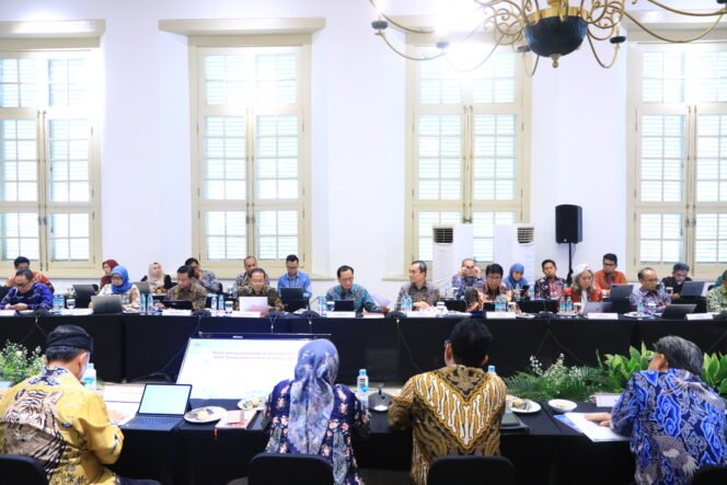 
					Pertemuan dengan Direktur Utama dan Anggota Dewan Komisaris Bank Induk, Pelaksana Perusahaan Induk, serta seluruh Bank Anggota KUB BPD yang diselenggarakan di Gedung A.A. Maramis, Jakarta, Selasa (3/2/2026). (Fotoi: Dok. OJK)