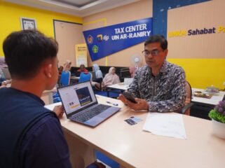 
Rektor UIN Ar-Raniry Banda Aceh, Prof Dr Mujiburrahman MAg usai melaporkan SPT Tahunan melalui layanan Pojok Pajak 2026 di Gedung Theater FEBI UIN Ar-Raniry, Rabu (11/2/2026), berfoto bersama Koordinator Tax Center, perwakilan Kanwil DJP Aceh, KPP Pratama Banda Aceh, serta mahasiswa relawan pajak.