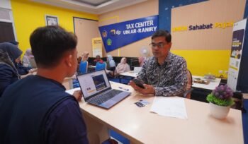 
Rektor UIN Ar-Raniry Banda Aceh, Prof Dr Mujiburrahman MAg usai melaporkan SPT Tahunan melalui layanan Pojok Pajak 2026 di Gedung Theater FEBI UIN Ar-Raniry, Rabu (11/2/2026), berfoto bersama Koordinator Tax Center, perwakilan Kanwil DJP Aceh, KPP Pratama Banda Aceh, serta mahasiswa relawan pajak.