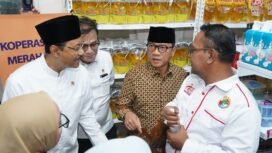 Mendes PDT Yandri Susanto dalam acara Kolaborasi Kopdes Merah Putih dengan Program Keluarga Harapan, yang dihadiri sejumlah Menteri dan Wamen Kabinet Merah Putih, di Desa Ranjeng, Kecamatan Ciruas, Kabupaten Serang, Banten (foto: Humas Kemendes PDT)


