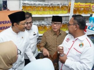 Mendes PDT Yandri Susanto dalam acara Kolaborasi Kopdes Merah Putih dengan Program Keluarga Harapan, yang dihadiri sejumlah Menteri dan Wamen Kabinet Merah Putih, di Desa Ranjeng, Kecamatan Ciruas, Kabupaten Serang, Banten (foto: Humas Kemendes PDT)

