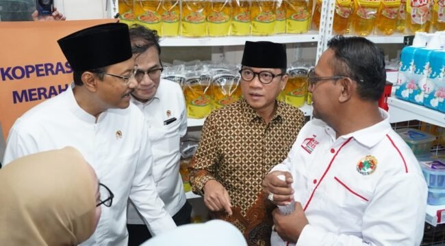 Mendes PDT Yandri Susanto dalam acara Kolaborasi Kopdes Merah Putih dengan Program Keluarga Harapan, yang dihadiri sejumlah Menteri dan Wamen Kabinet Merah Putih, di Desa Ranjeng, Kecamatan Ciruas, Kabupaten Serang, Banten (foto: Humas Kemendes PDT)

