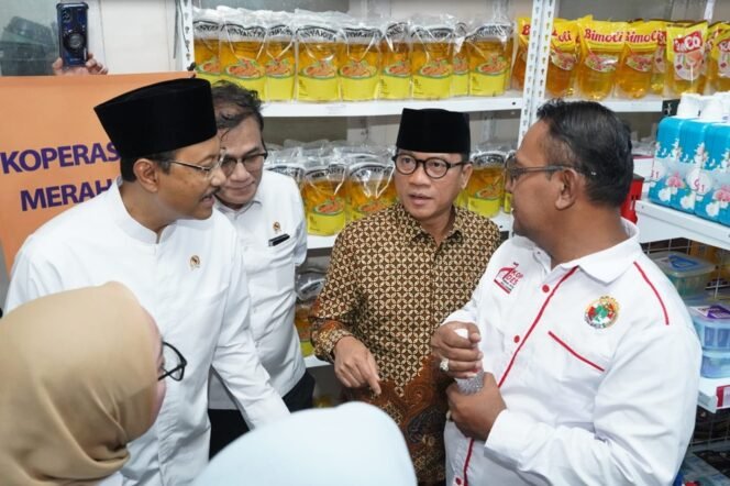 
					Mendes PDT Yandri Susanto dalam acara Kolaborasi Kopdes Merah Putih dengan Program Keluarga Harapan, yang dihadiri sejumlah Menteri dan Wamen Kabinet Merah Putih, di Desa Ranjeng, Kecamatan Ciruas, Kabupaten Serang, Banten (foto: Humas Kemendes PDT)

